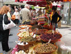 L'Isle-sur-la-Sorgues-Market-2-250x188